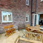 Daisy - Part Of The The Bay Village With Pool, Gym And Direct Access, Pub, Restaurant, Tennis And Meadows Walks *