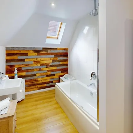 Daisy - Part Of The The Bay Village With Pool, Gym And Direct Access, Pub, Restaurant, Tennis And Meadows Walks * Filey