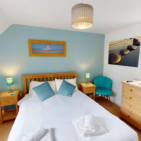 Daisy - Part Of The The Bay Village With Pool, Gym And Direct Access, Pub, Restaurant, Tennis And Meadows Walks Semesterbostad *