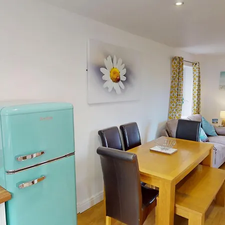 Daisy - Part Of The The Bay Village With Pool, Gym And Direct Access, Pub, Restaurant, Tennis And Meadows Walks Semesterbostad *