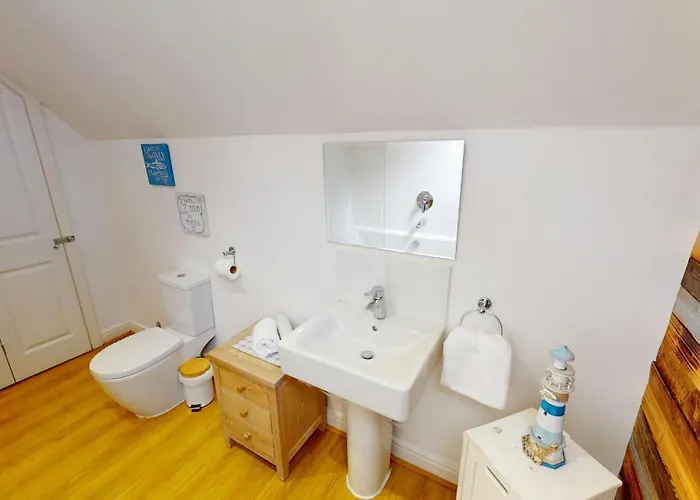 Daisy - Part Of The The Bay Village With Pool, Gym And Direct Access, Pub, Restaurant, Tennis And Meadows Walks *