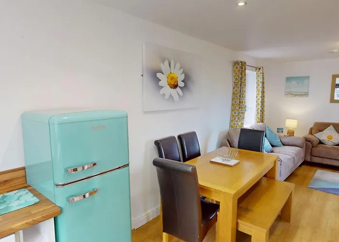 Daisy - Part Of The The Bay Village With Pool, Gym And Direct Access, Pub, Restaurant, Tennis And Meadows Walks Hébergement de vacances *